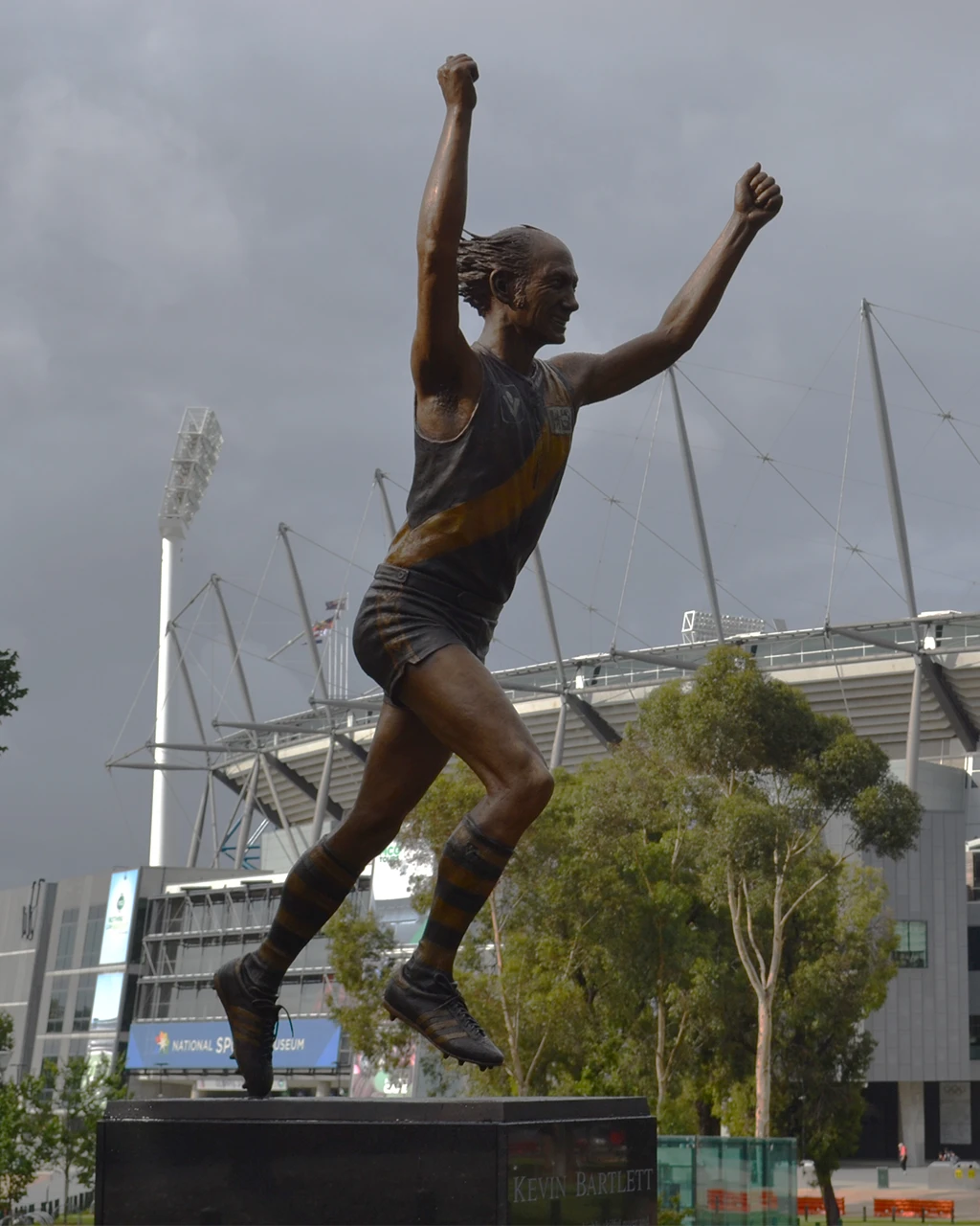 DSC_0021 (2)_Kevin Bartlett Statue_TextWithImage_Desktop.webp