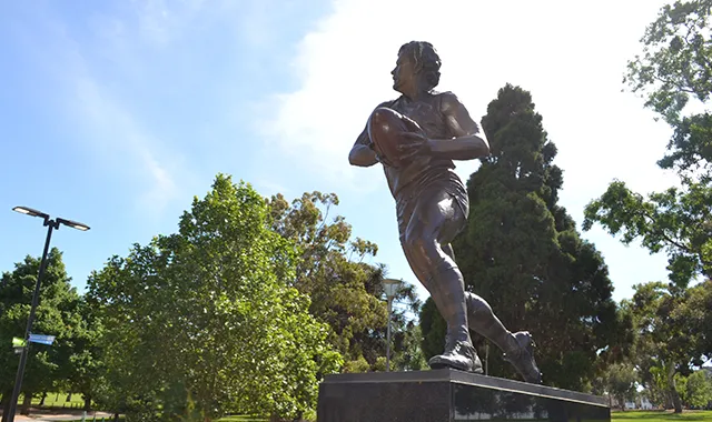 DSC_0158 (2)_LeighMatthewsStatue_ImageCard.webp